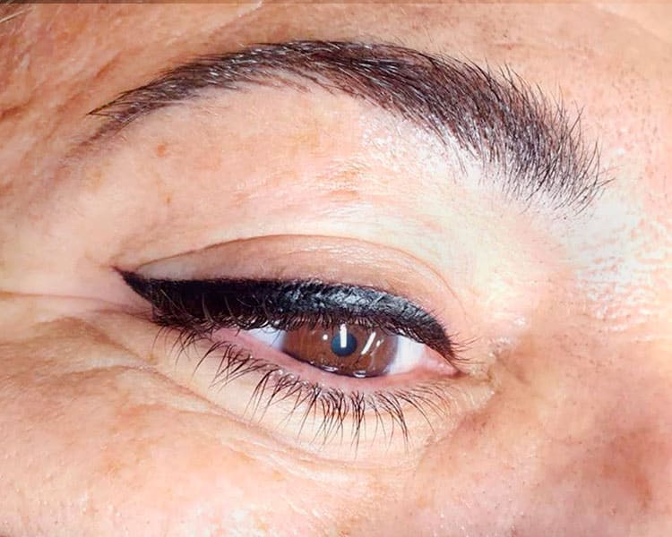 Mujer tras micropigmentación de ojos
