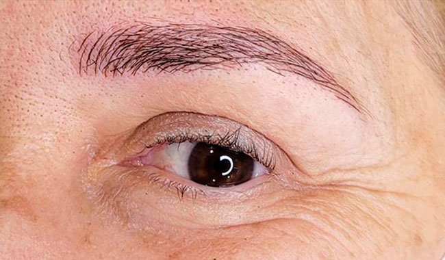 Mujer tras tratamiento de microblading en ceja en Las Pestañas de Julia